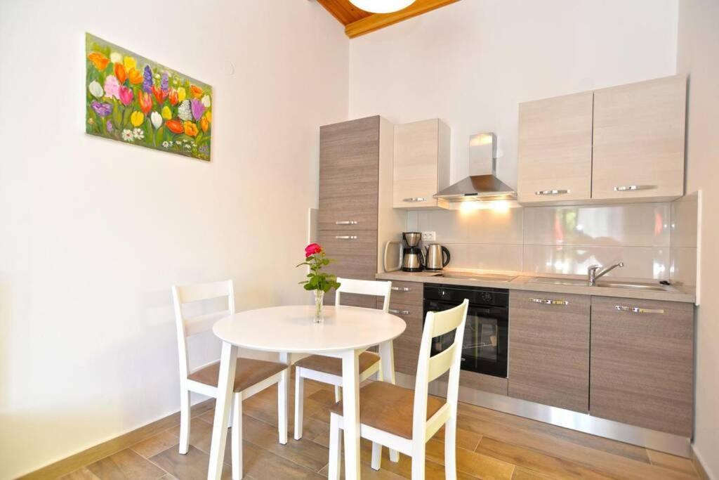 Apartment Vesna For 2, Free Parking And Wi-Fi Πούλα Εξωτερικό φωτογραφία