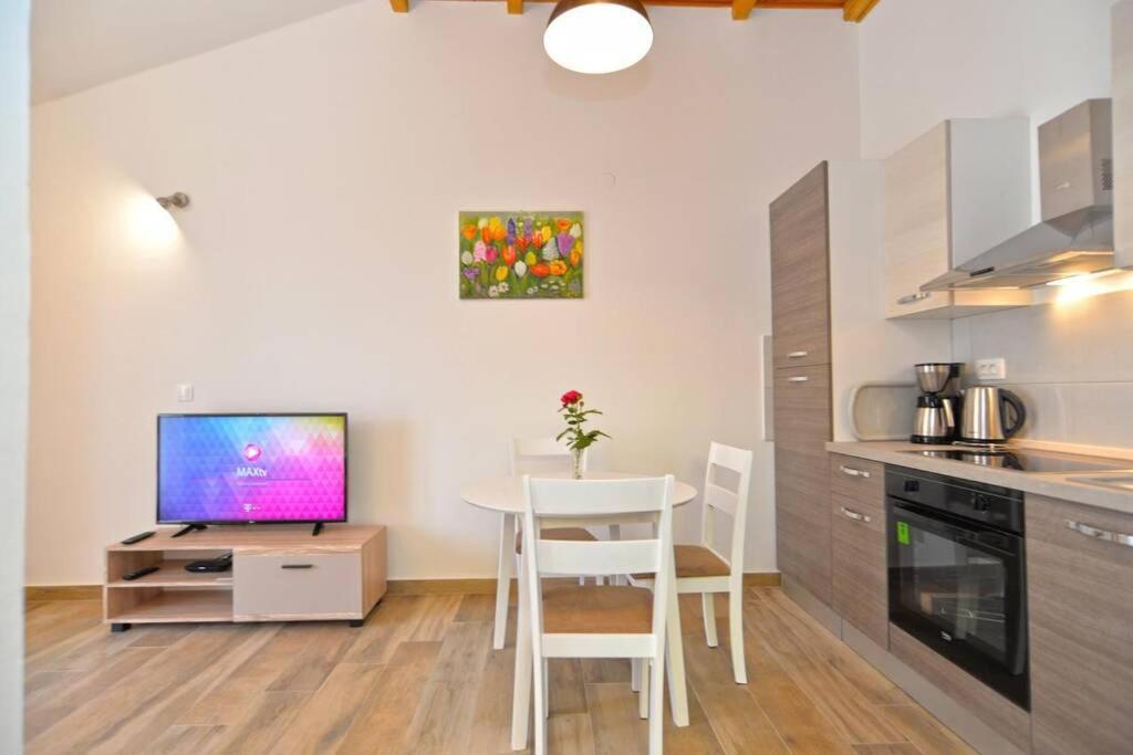Apartment Vesna For 2, Free Parking And Wi-Fi Πούλα Εξωτερικό φωτογραφία