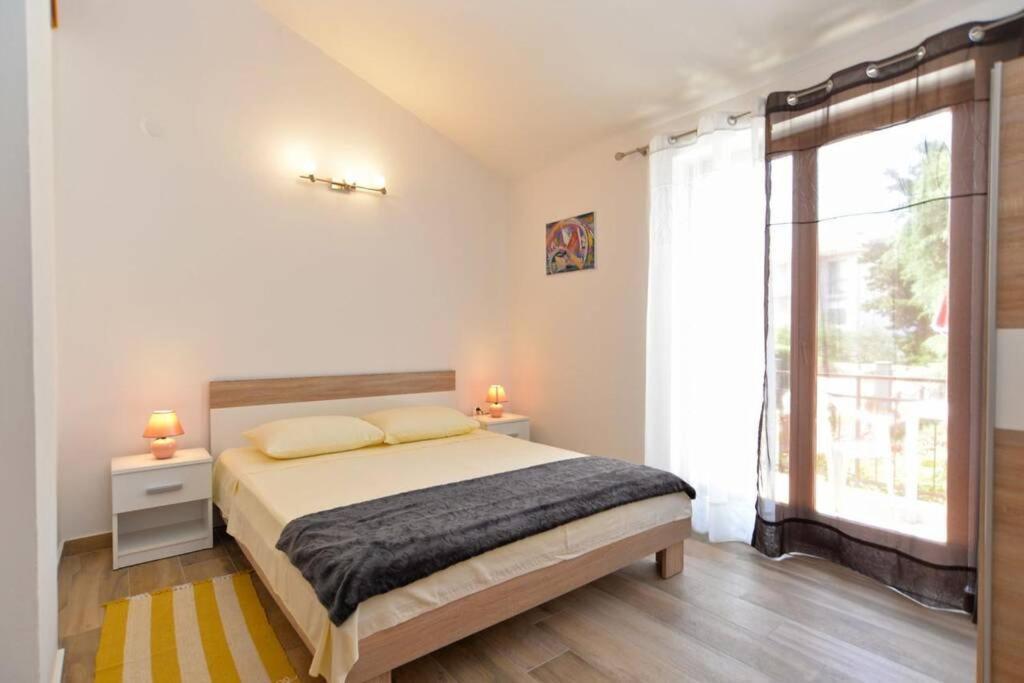 Apartment Vesna For 2, Free Parking And Wi-Fi Πούλα Εξωτερικό φωτογραφία